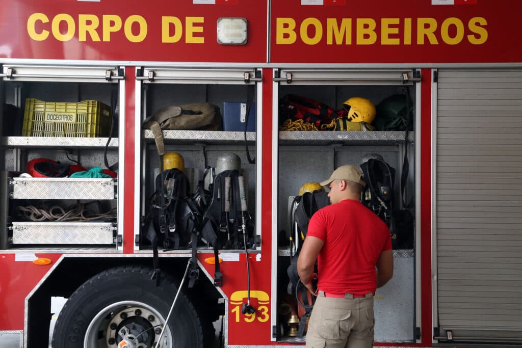 Bombeiros de Castro são ameaçados durante ocorrência de incêndio em residência