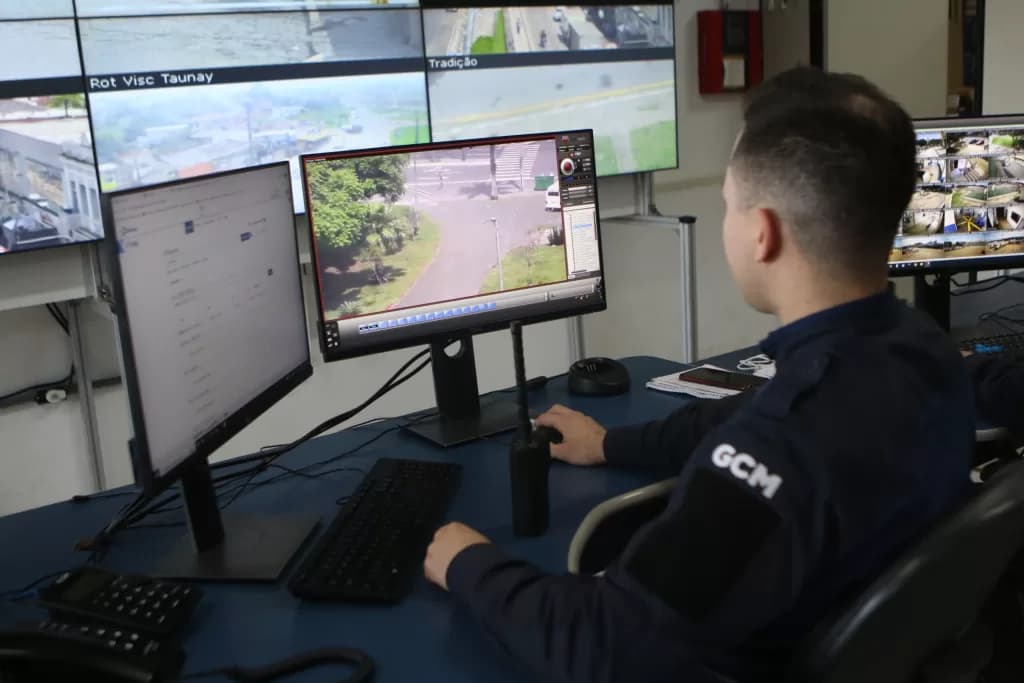 Homem mostra genitália, encosta em mulher e vai preso em ônibus de PG
