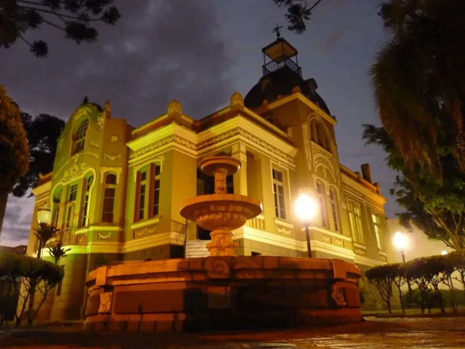 O City Tour Noturno terá duração de aproximadamente duas horas, com uma visita guiada aos arredores dos principais cartões-postais do centro histórico da cidade, como a Mansão Vila Hilda