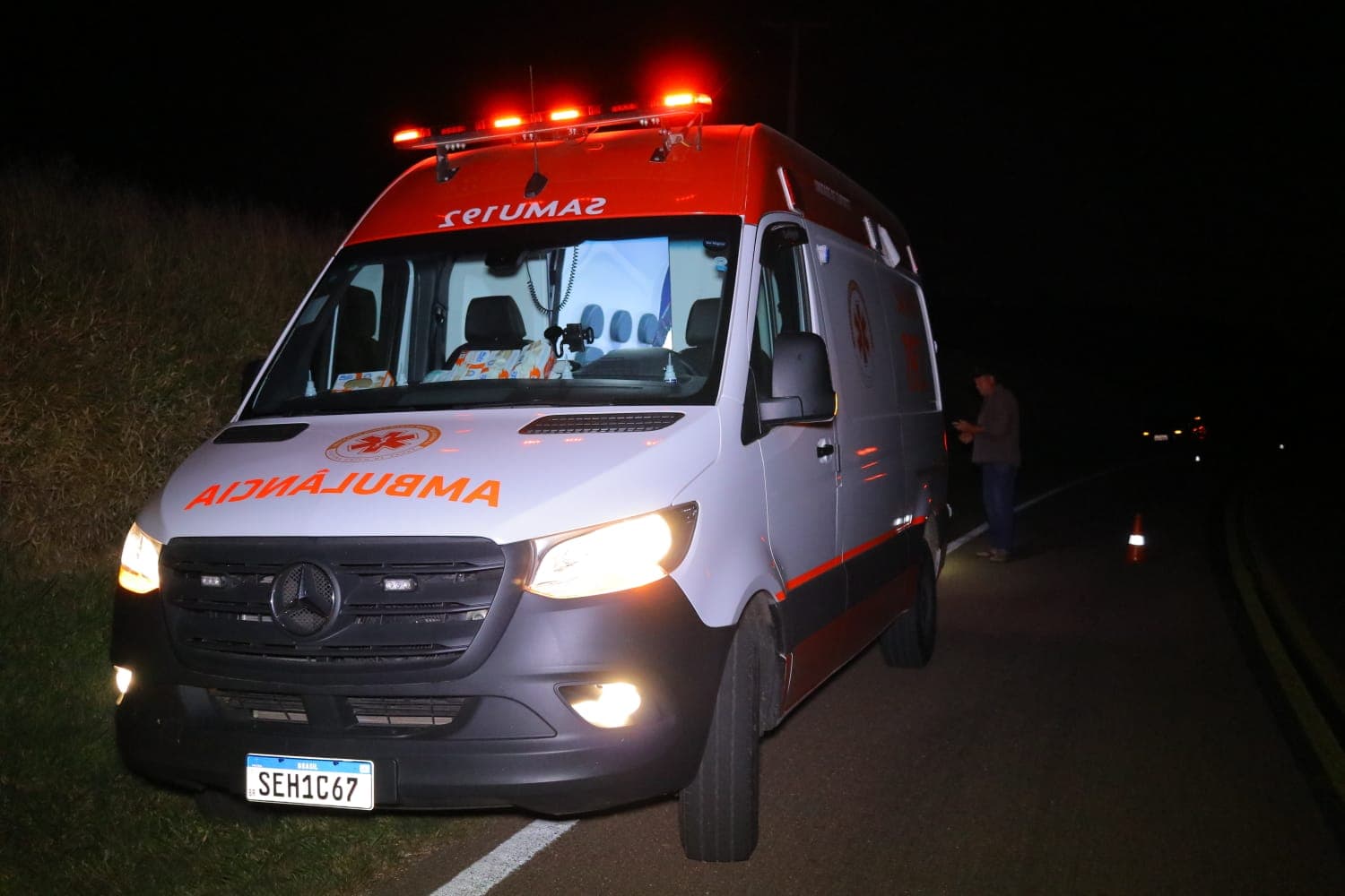 Engavetamento envolvendo quatro veículos na BR 376 deixa uma pessoa ferida