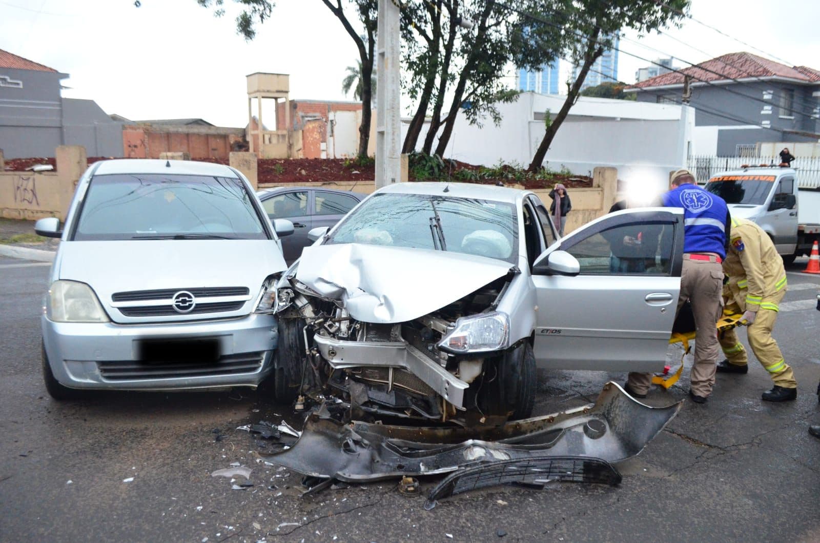 Carro com placas de Palmeira fura preferencial e bate em outro no centro de PG