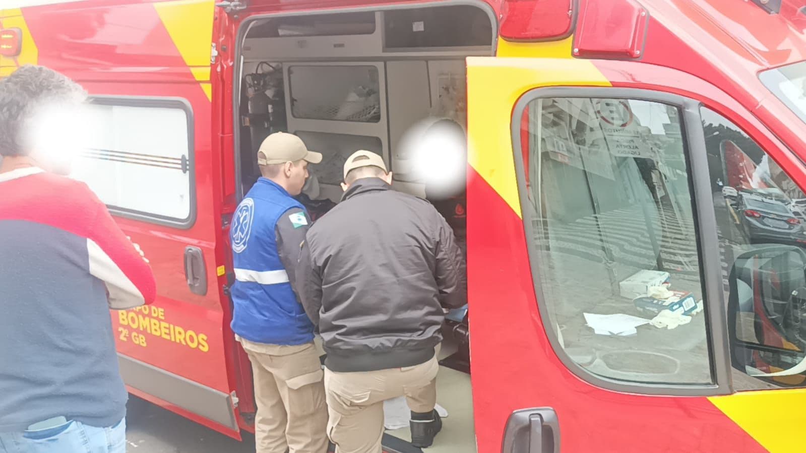 Motociclista cai de moto no centro de PG após caminhão mudar de faixa