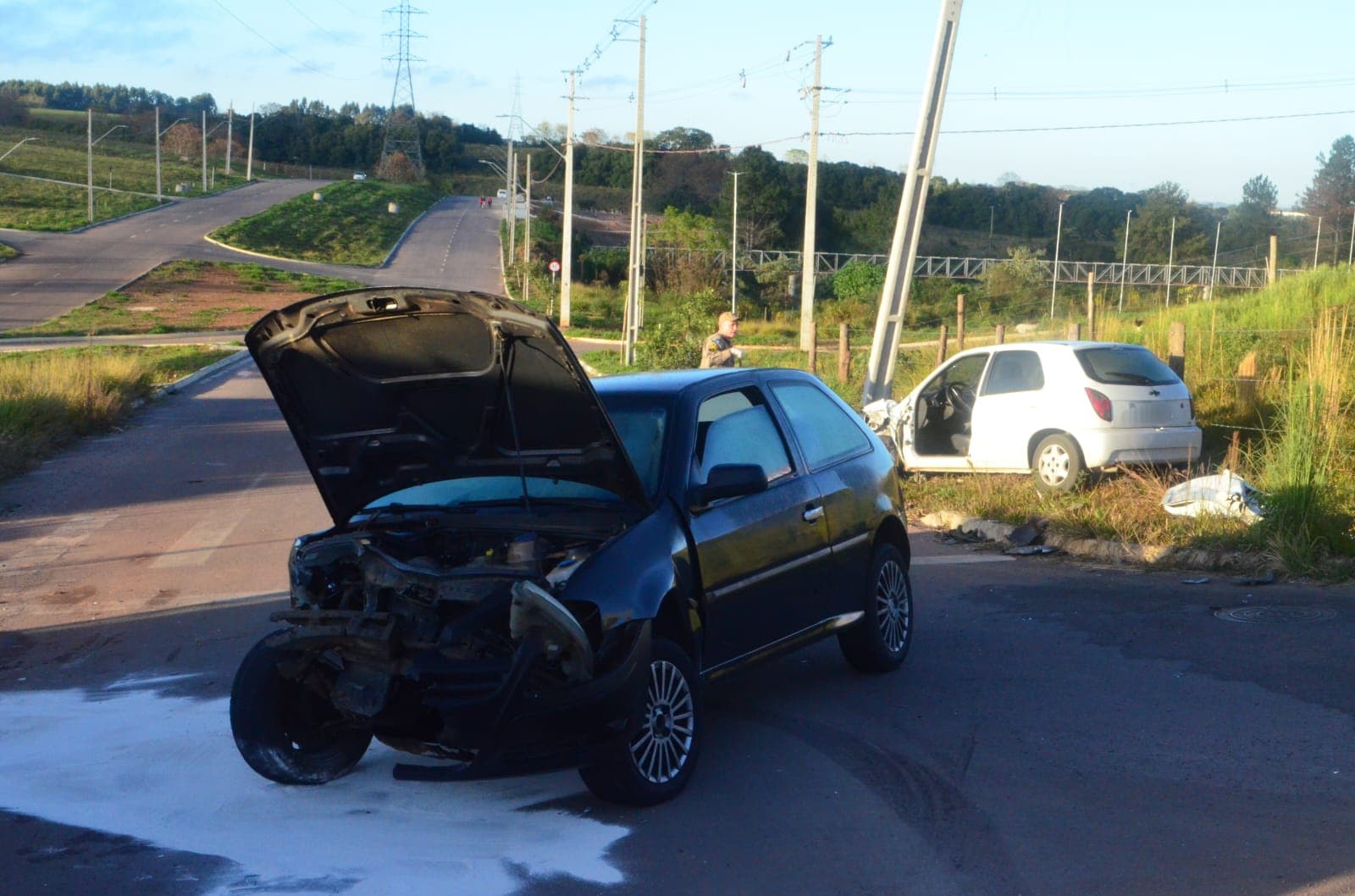 Três pessoas ficam feridas após acidente entre dois carros em PG