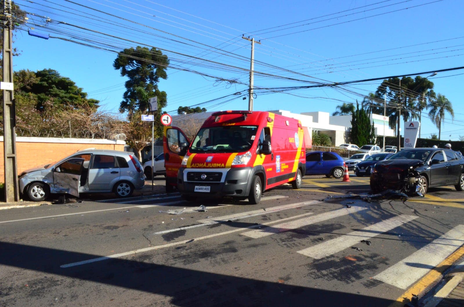 Veículos colidem no centro de Ponta Grossa e três pessoas são atendidas pelo Siate