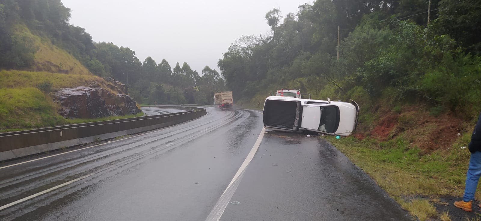 Motorista embriagado se envolve em acidente na BR-376 e é preso em Tibagi