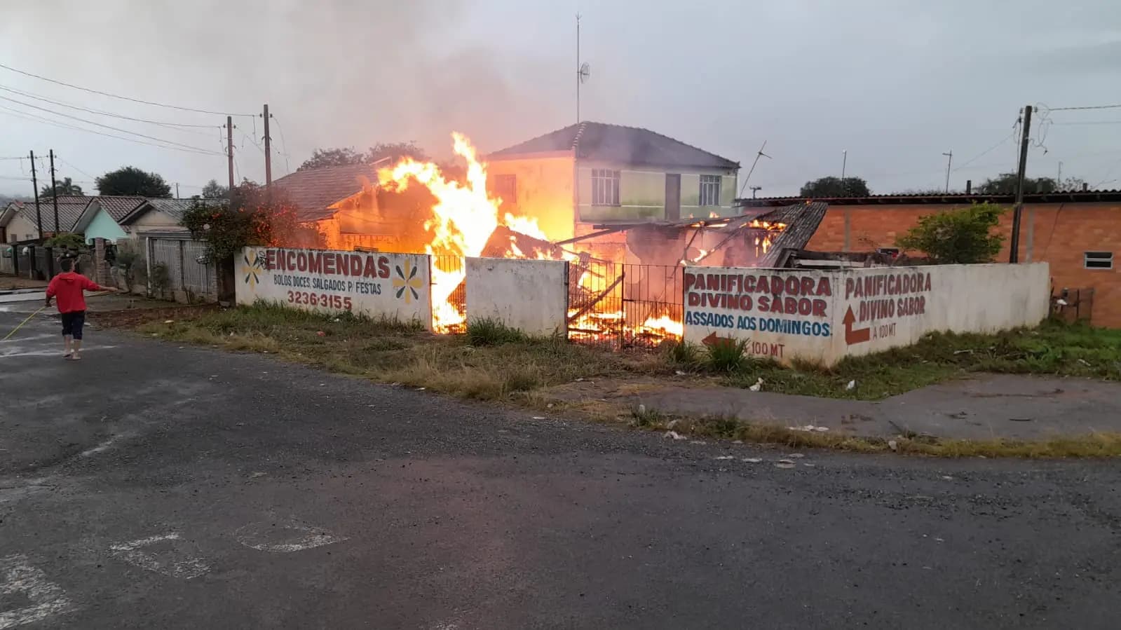 Incêndio destrói casa em bairro de Ponta Grossa