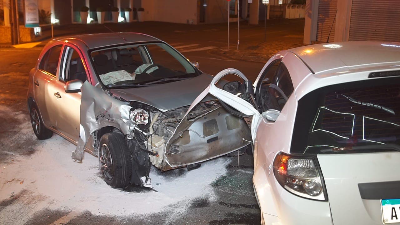 Motorista embriagado dirige pela contramão e colide com dois veículos no centro de PG