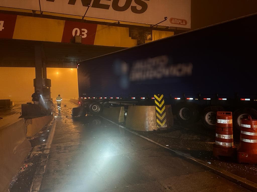 Caminhão colide em praça de pedágio desativada na BR-277; motorista teve ferimentos leves