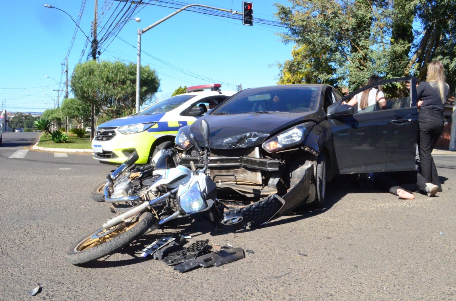 Motociclista fica ferido após colidir frontalmente com veículo em bairro de PG