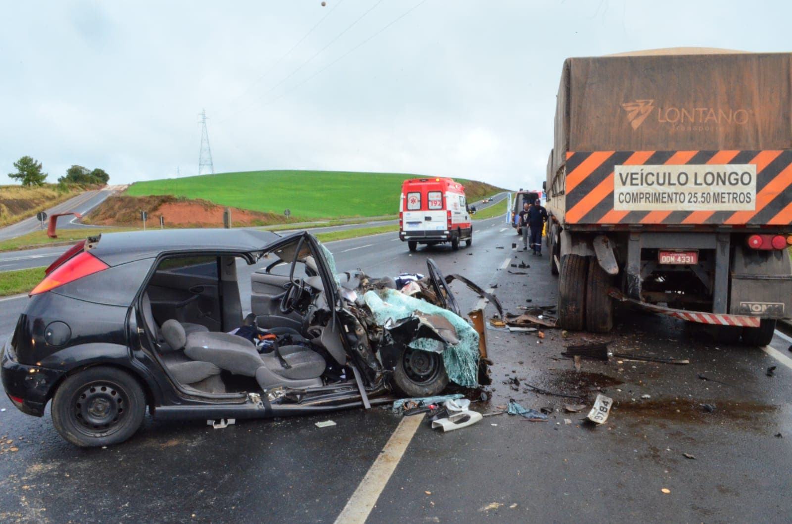 Carro bate em traseira de caminhão e três pessoas ficam presas nas ferragens na BR-376 em PG