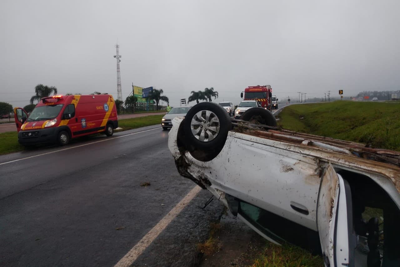 Veículo com família de Brasília capota na PR-151 entre Carambeí e Castro