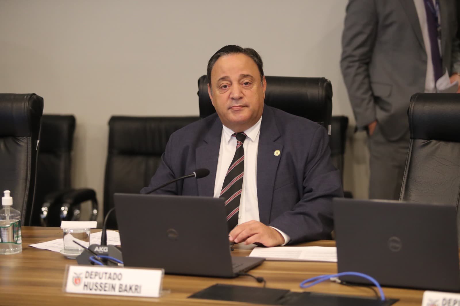 “Paraná vai assumir as 12 escolas cívico-militares tocadas hoje pelas Forças Armadas”, anuncia Hussein Bakri