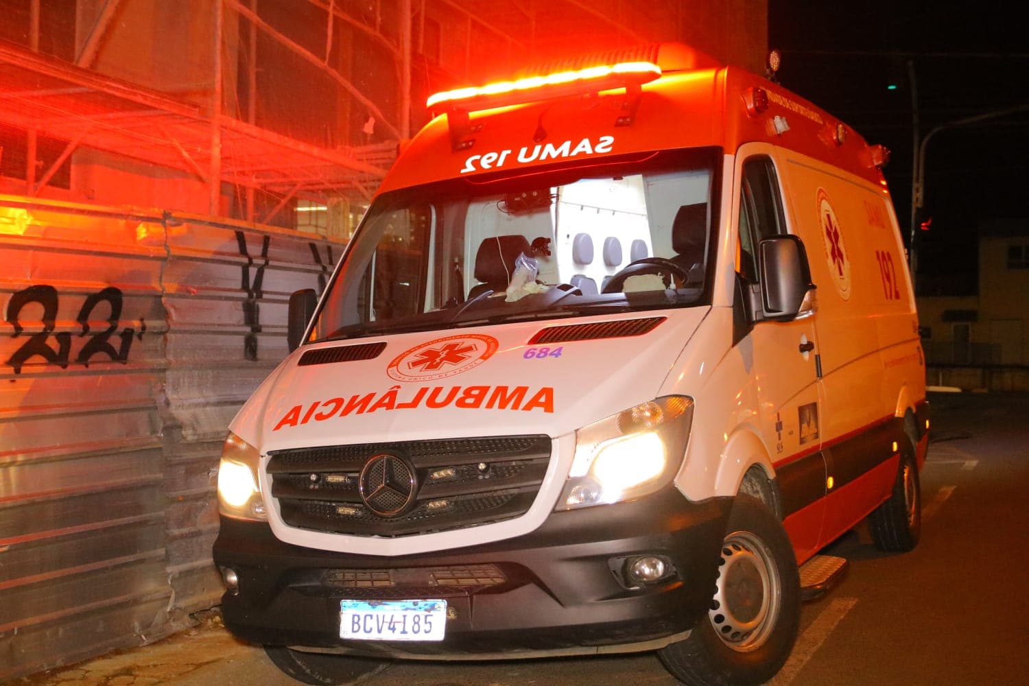Motocicleta colide em veículo, motoristas se evadem e garupa fica ferido em bairro de PG
