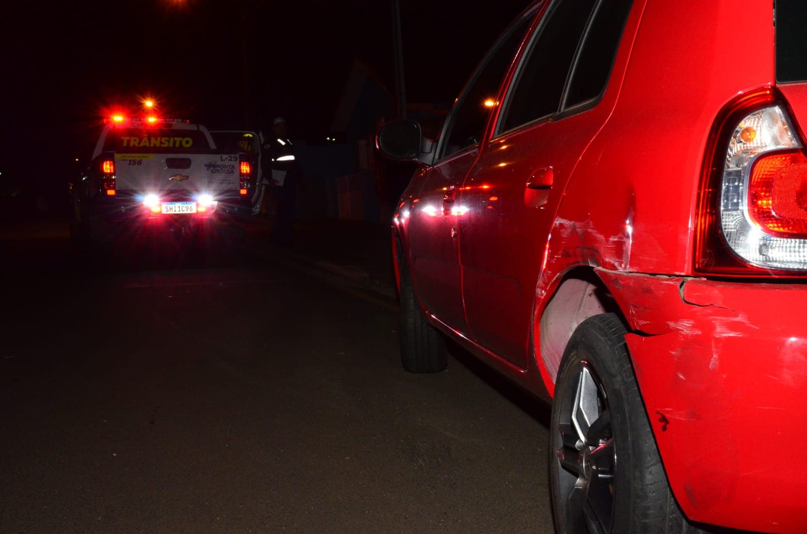 Motorista foge após bater em carro parado em Uvaranas