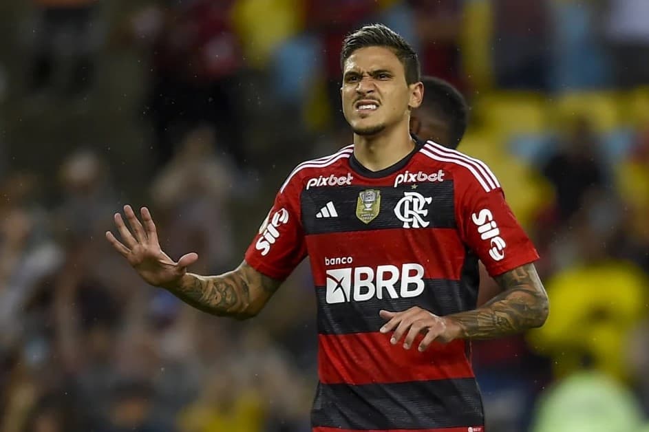 Jogador do Flamengo é agredido por preparador físico no vestiário após partida
