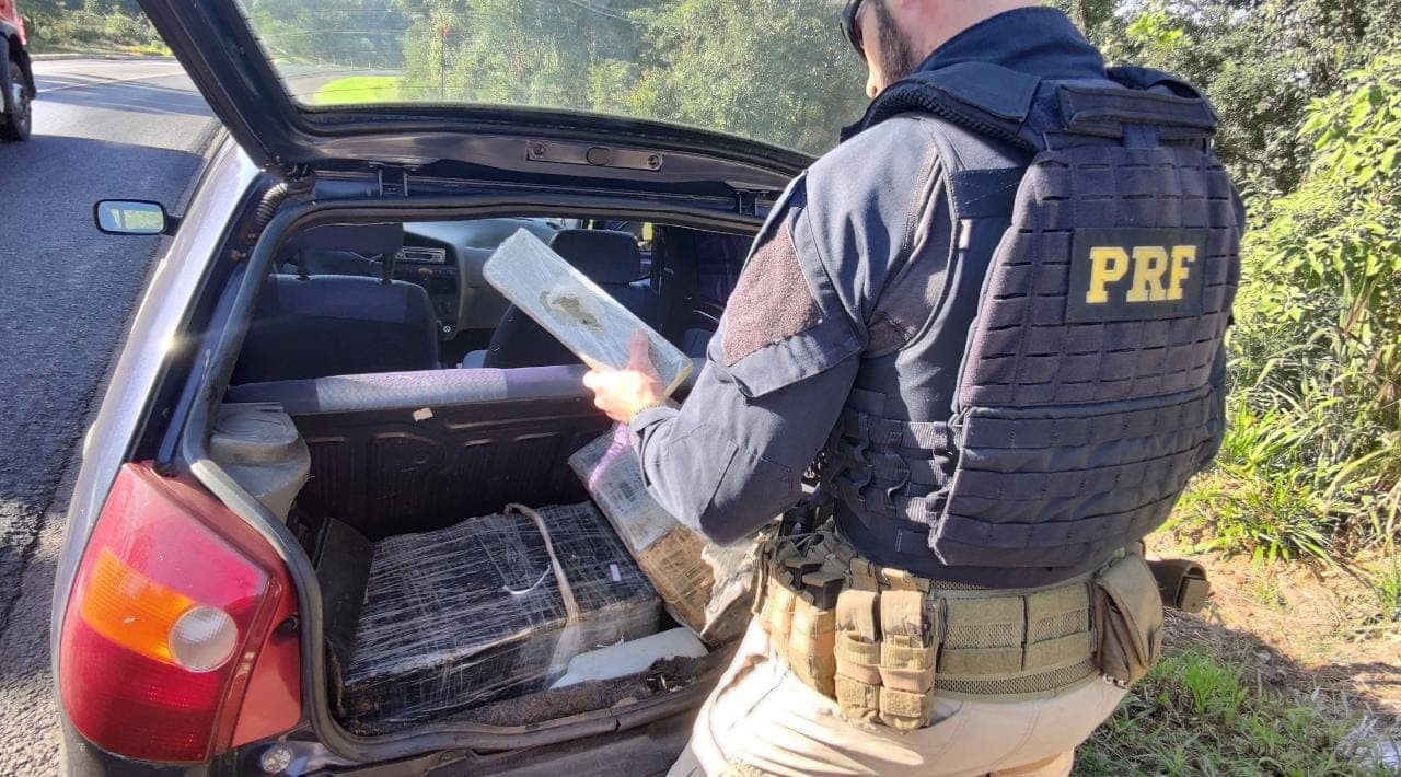 PRF apreende veículo que trazia 60kg de maconha para Ponta Grossa