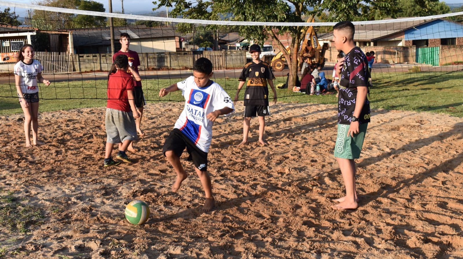 Treinamento funcional e jogos movimentam crianças no Castanheira