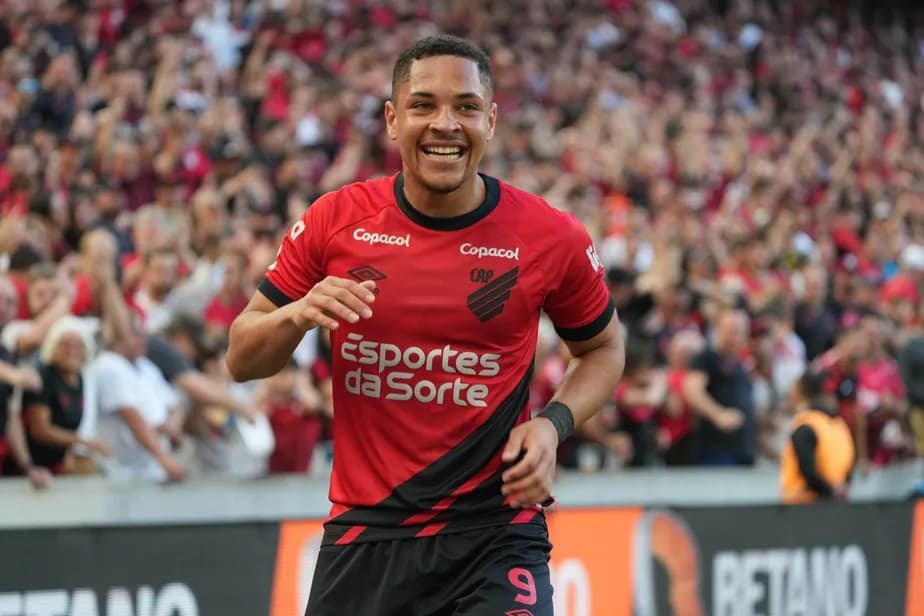 Barcelona acerta contratação de Vitor Roque, jovem artilheiro do Athletico