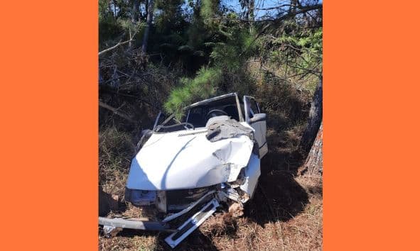 Carro colide em árvore e deixa duas pessoas feridas em Reserva