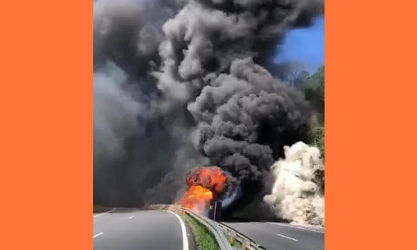 Acidente termina com caminhões incendiados na BR-376