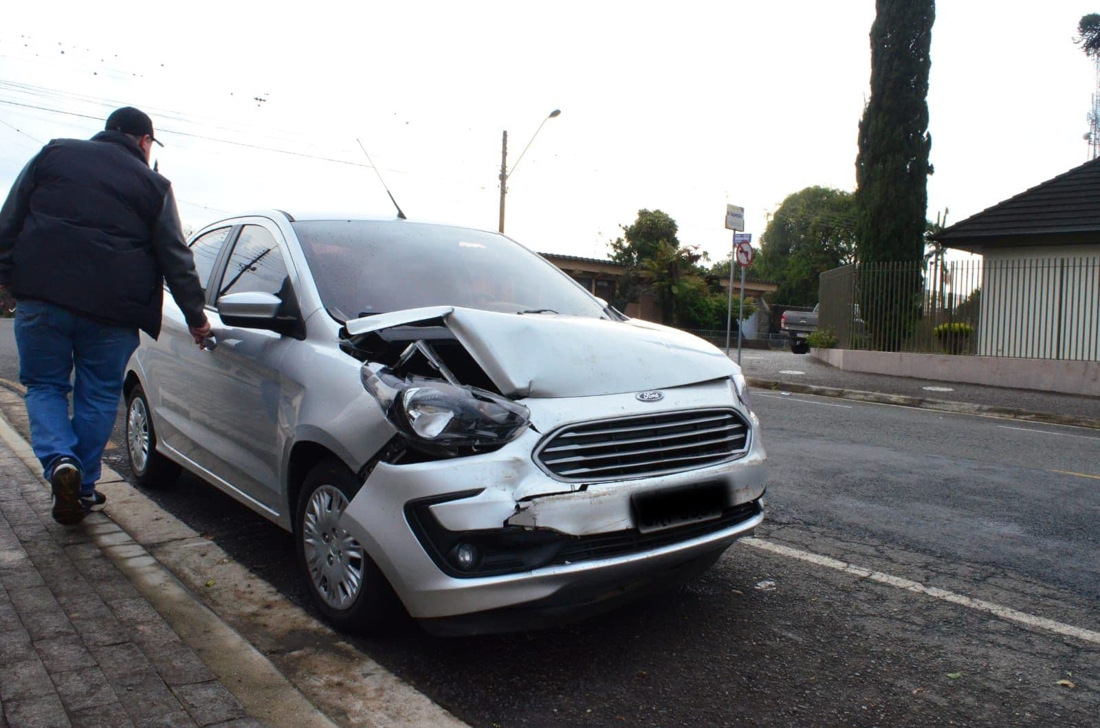 Veículo em alta velocidade causa acidente no Jardim Carvalho