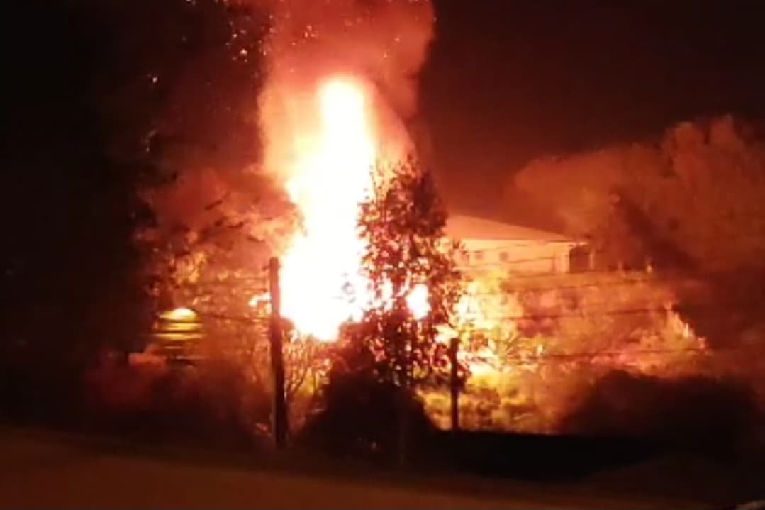 Incêndio destrói residência de madeira em Castro