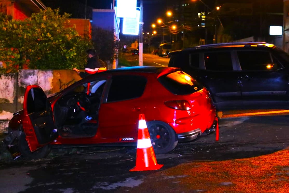 Veículos colidem em cruzamento de bairro de PG