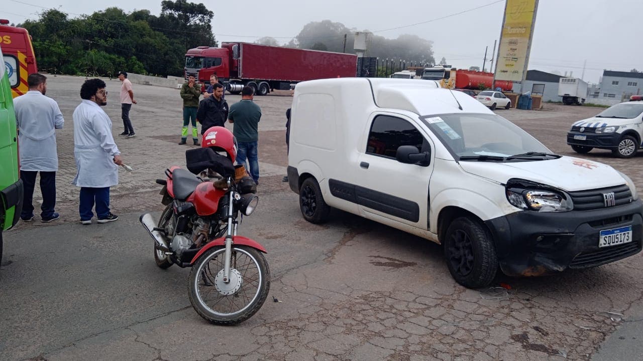 Motociclista fica com fratura grave após colisão em Carambeí