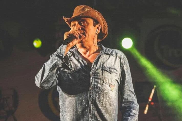 Cantor gaúcho Ivonir Machado, fundador e vocalista do Garotos de Ouro, morre aos 63 anos
