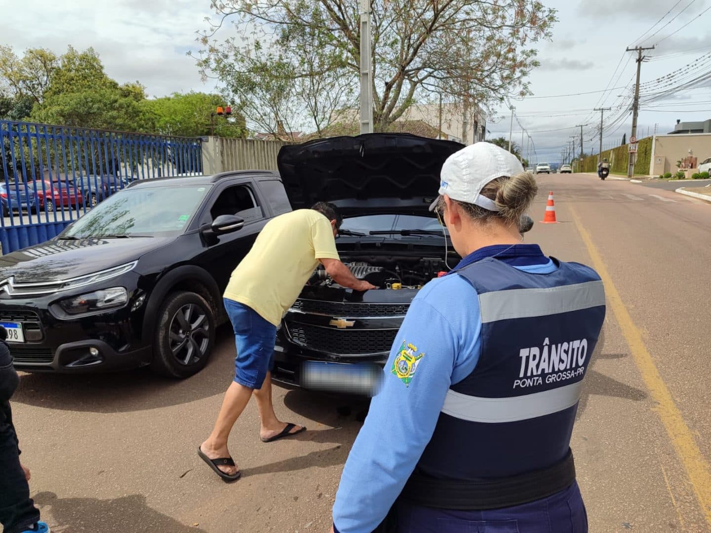 Engavetamento envolve três veículos em bairro de Ponta Grossa
