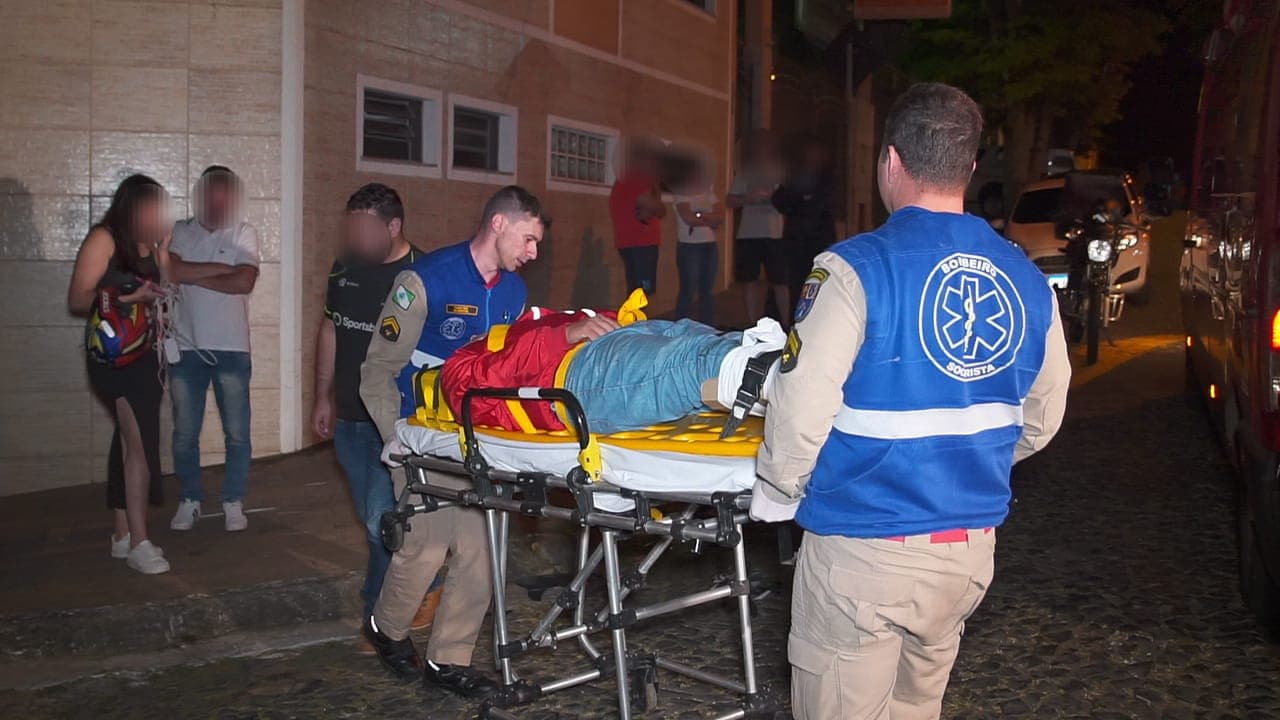 Colisão entre carro e moto deixa motociclista ferido no Jardim Carvalho