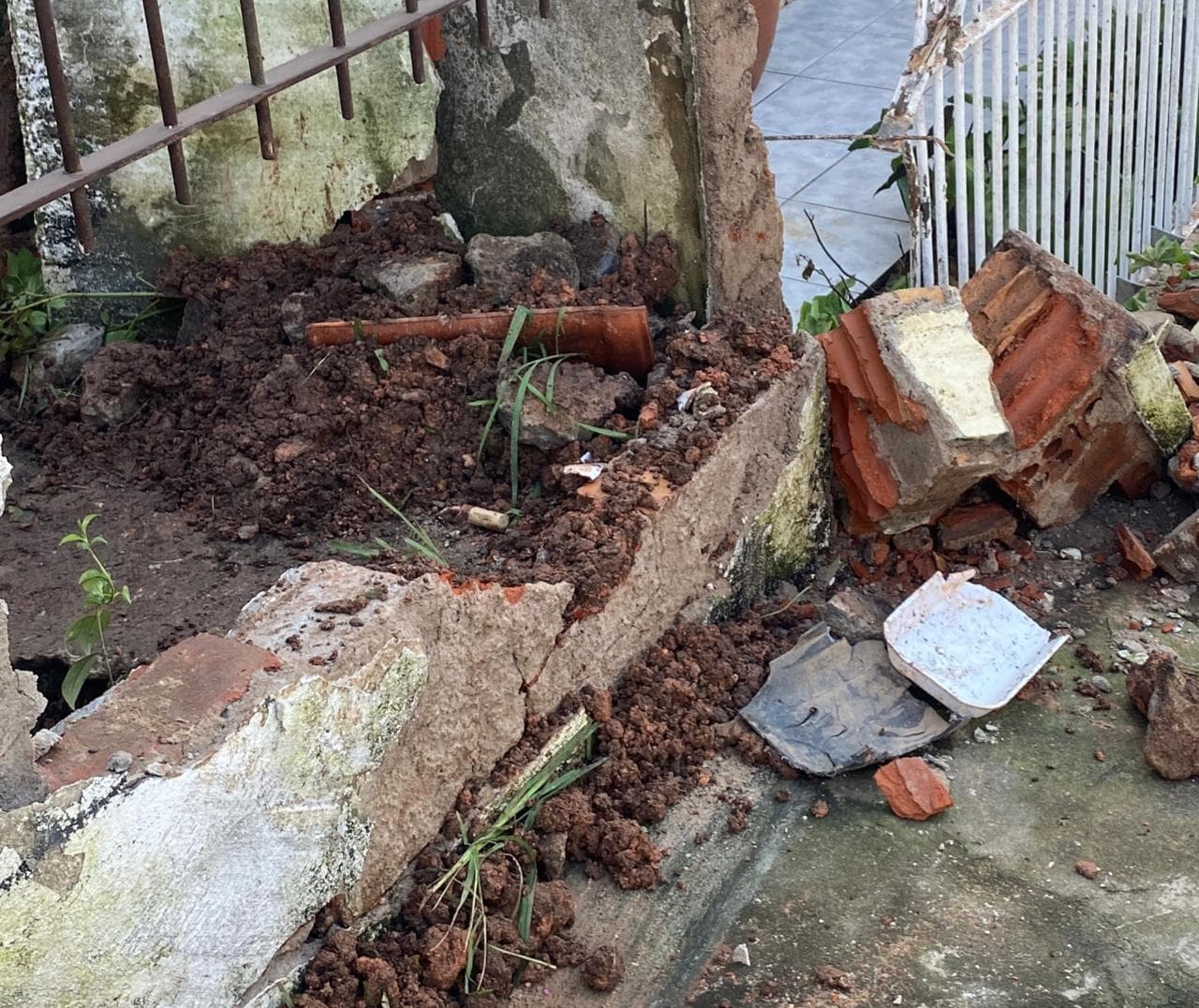 Motorista embriagado colide carro em muro e é preso em Castro
