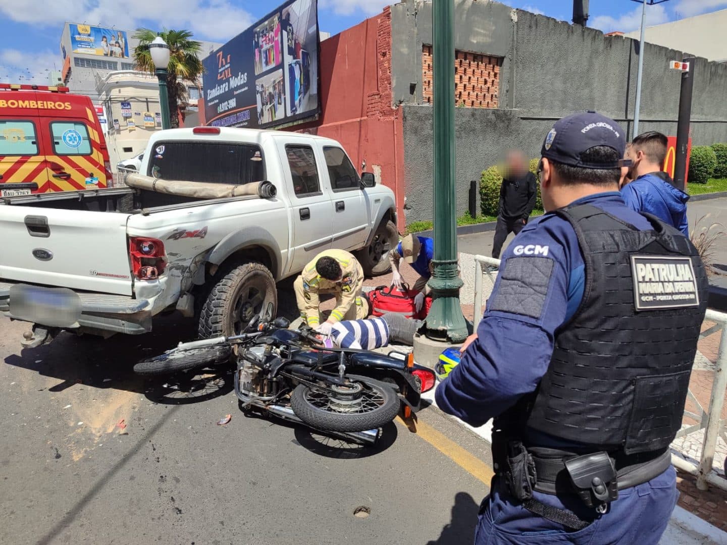 Motociclista fica ferido após colidir em caminhonete em PG