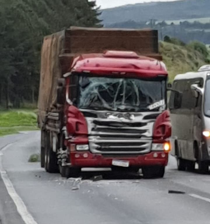 Dois caminhões se envolvem em acidente na BR-376
