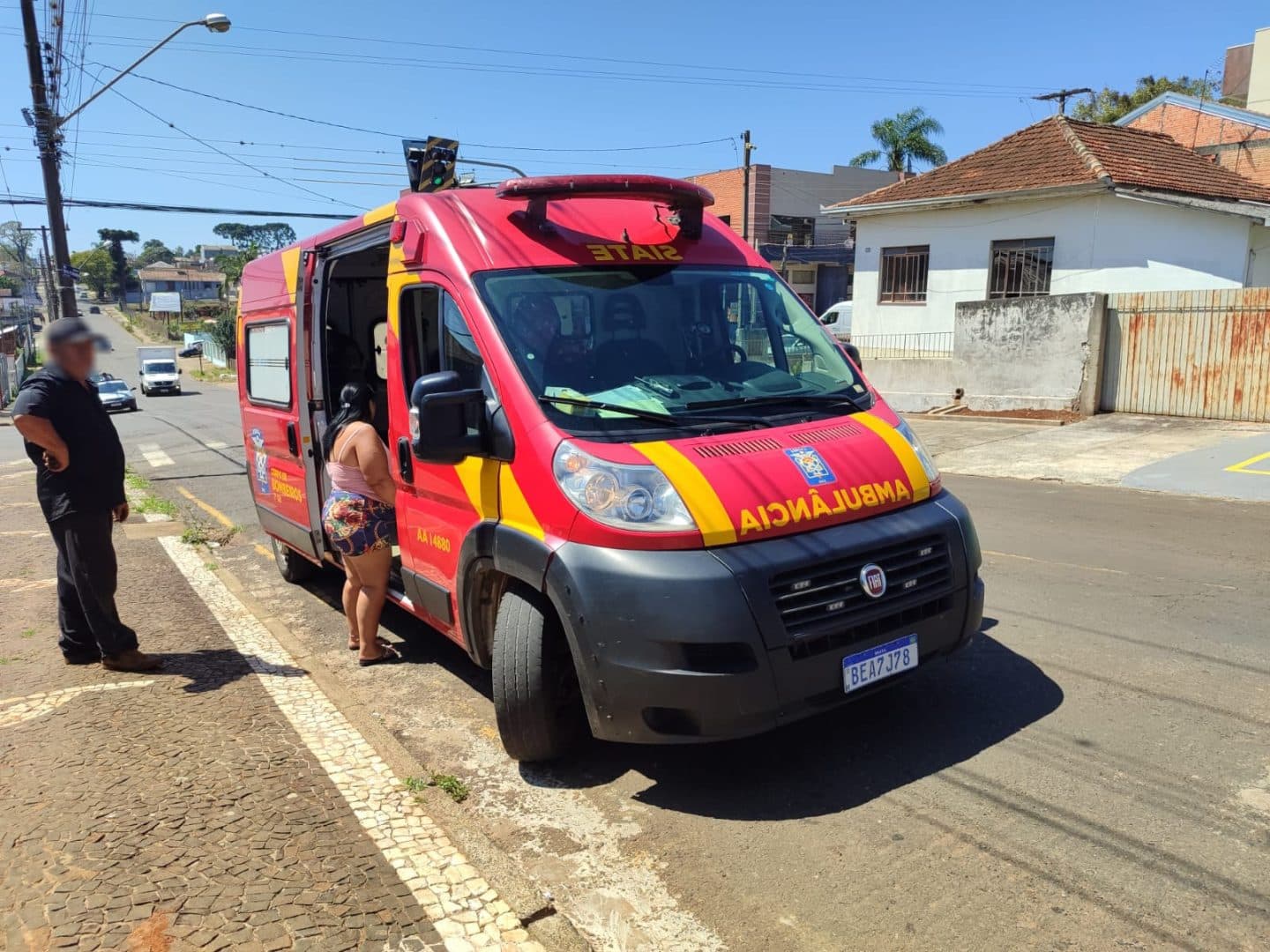 Motociclista tenta ultrapassar carro mas bate na lateral e fica ferida em Uvaranas