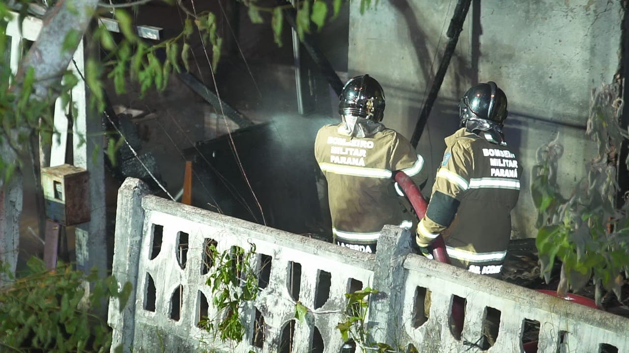 Bombeiros atendem incêndio supostamente criminoso na Vila Belém