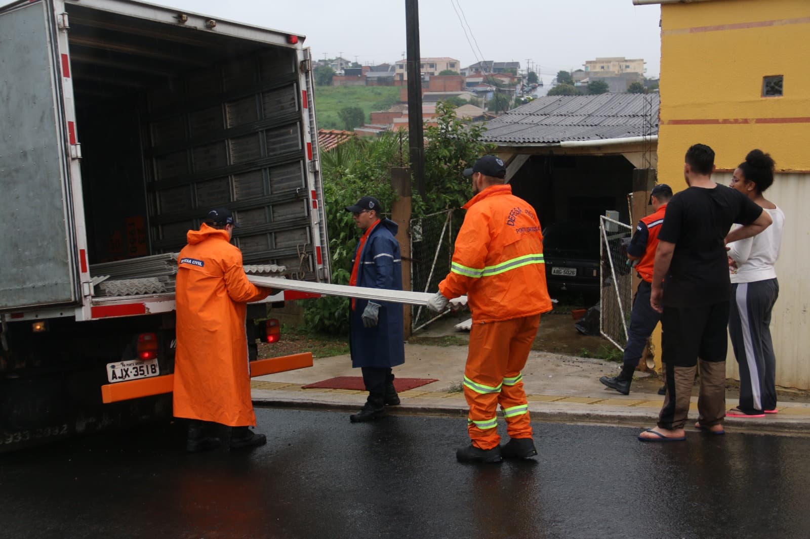 Defesa Civil realiza entrega de telhas para vítimas das chuvas