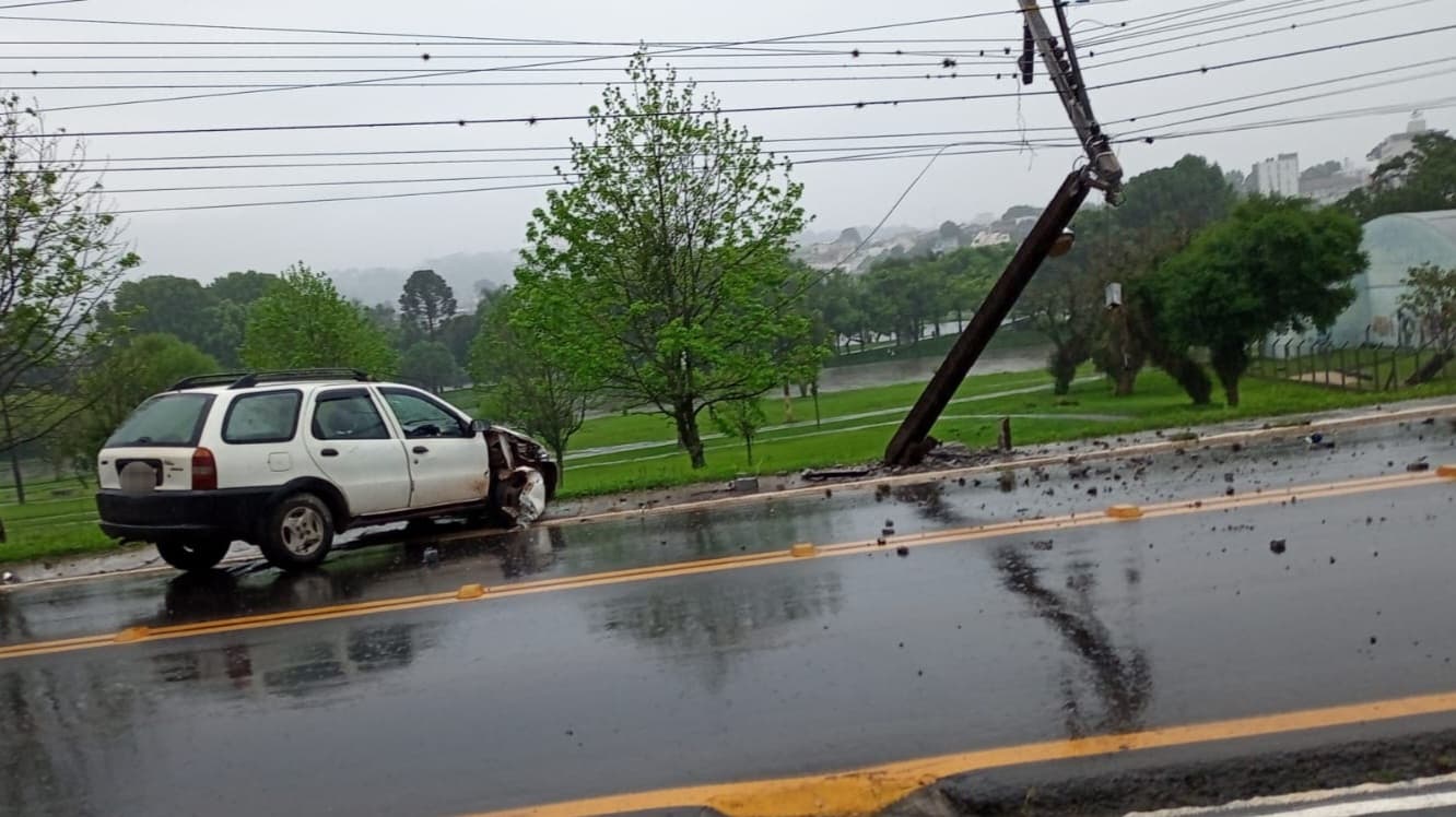 Motorista colide com poste e abandona carro com licenciamento e IPVA atrasados em Castro