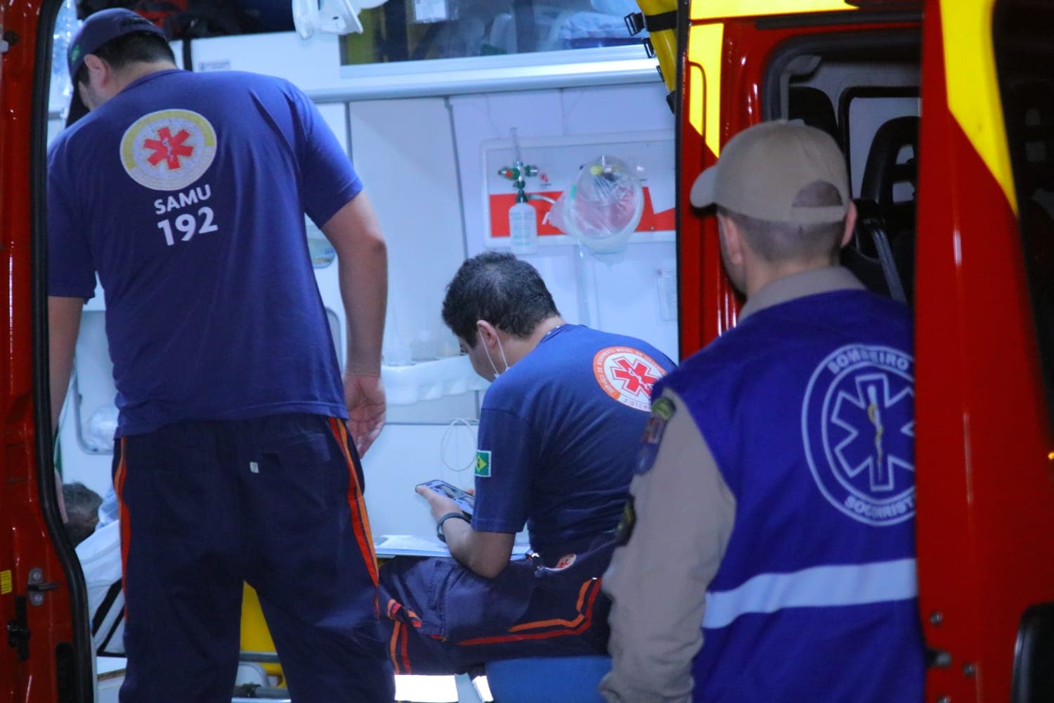 Homem embriagado perfura perna em gradil de portão em bairro de PG