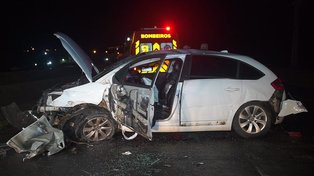 Motorista perde controle de carro, colide com mureta e capota na BR-376