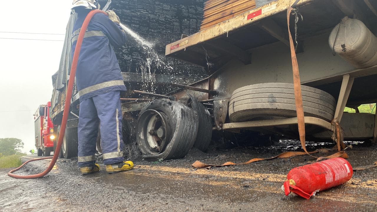 Pneus de carreta bitrem e parte da carga de madeira pegam fogo na PR-151