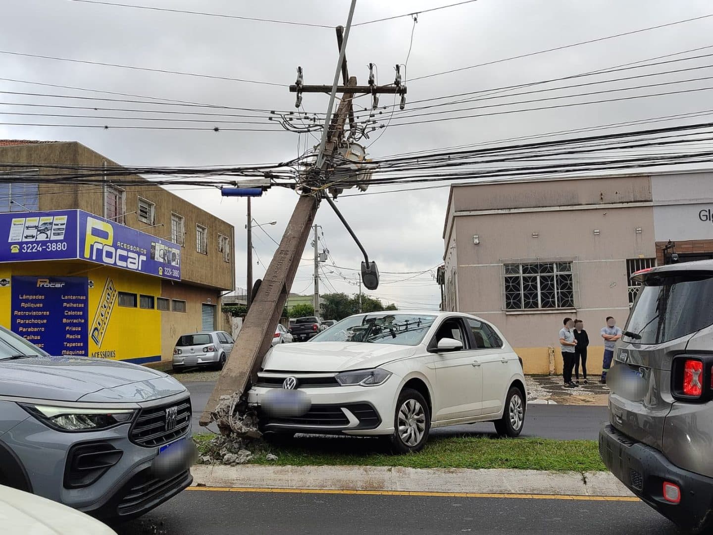 Motorista colide com poste na Avenida Ernesto Vilela
