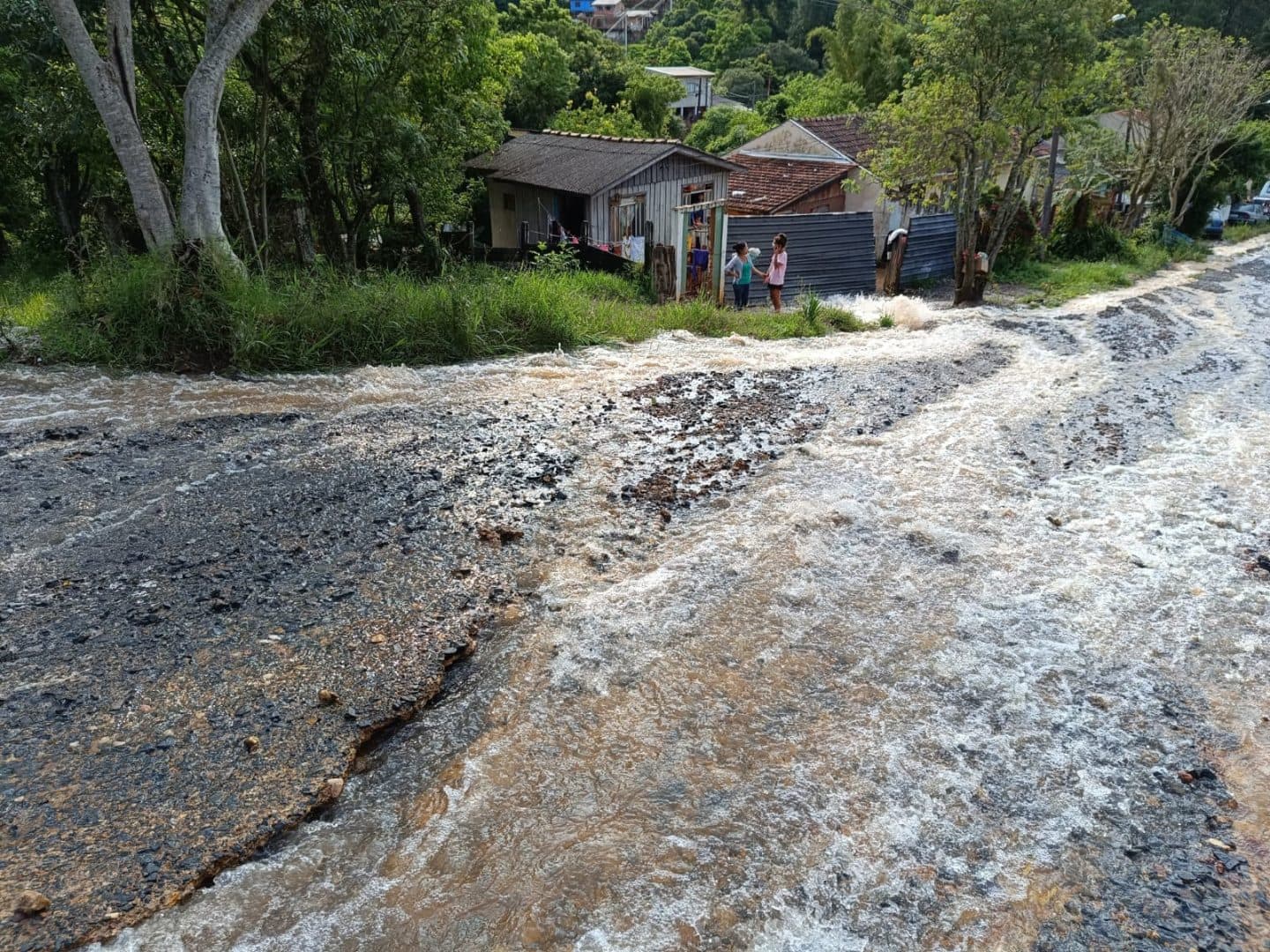 Sanepar promete ressarcir moradores após rompimento de rede em PG