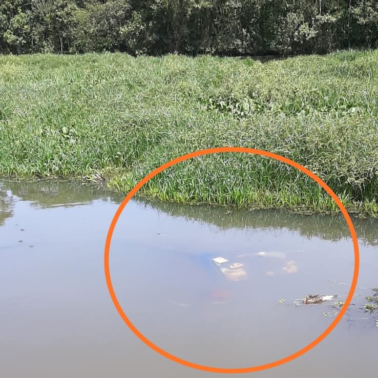 Carro é localizado submerso no Parque Lacustre, em Castro