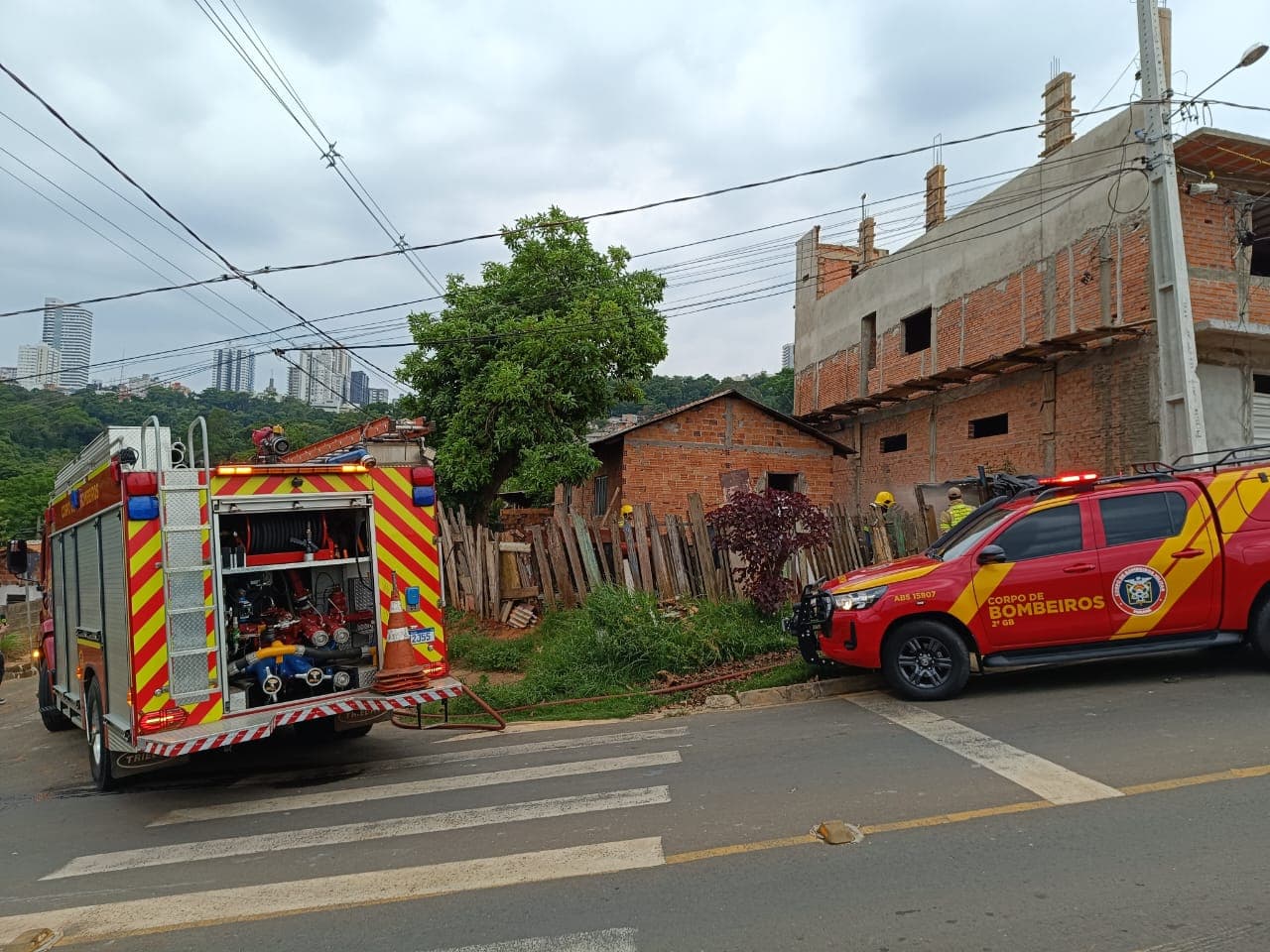 Residência tem móveis consumidos por fogo após incêndio em pano se alastrar
