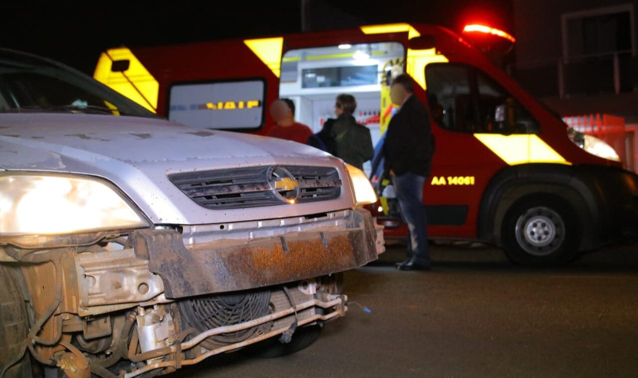 Motociclista se envolve em acidente com dois veículos e fica ferido