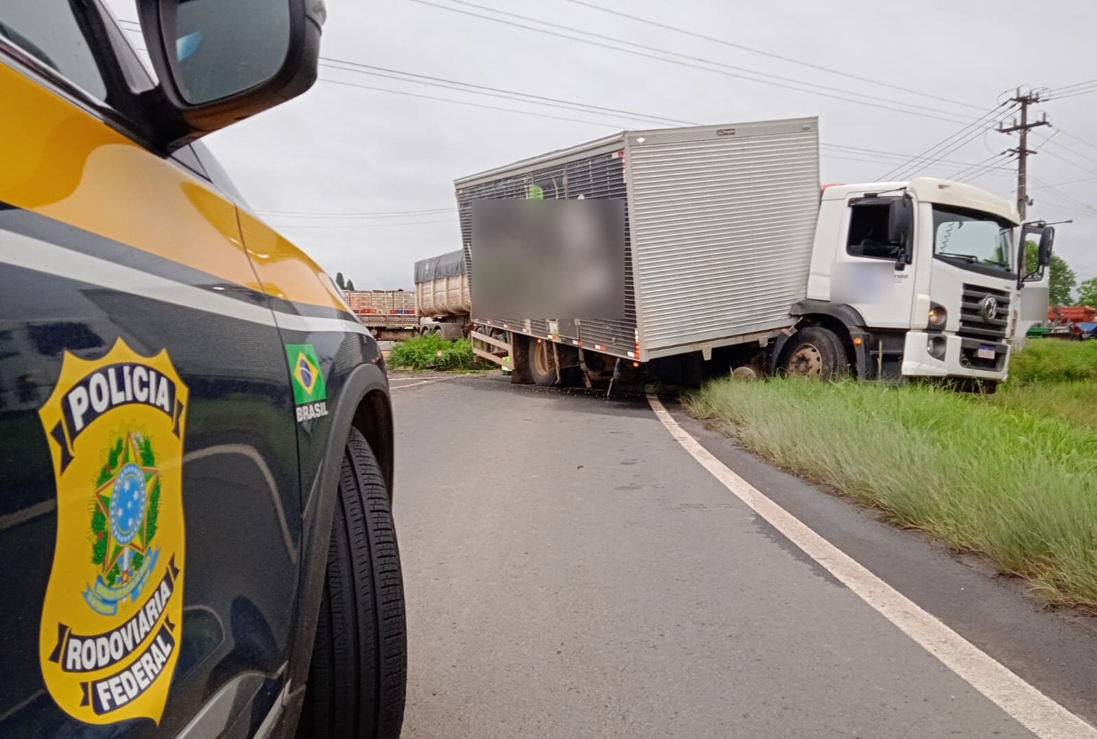 Colisão entre caminhões no Trevo de Mato Branco deixa três pessoas feridas