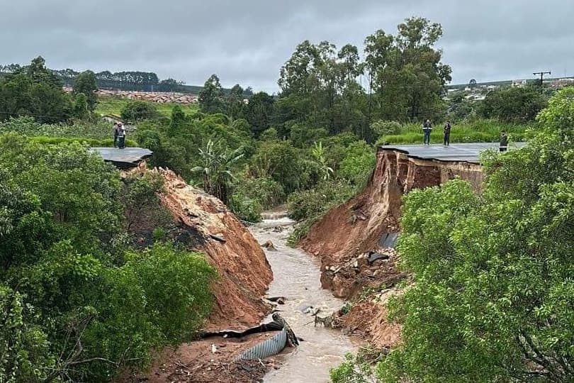 PR-151 em Jaguariaíva segue interditada após asfalto ceder; outras rodovias também tiveram problemas por conta das chuvas