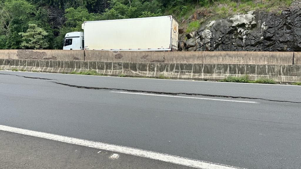 Trecho da BR-376 que apresentou rachadura é liberada em Tibagi