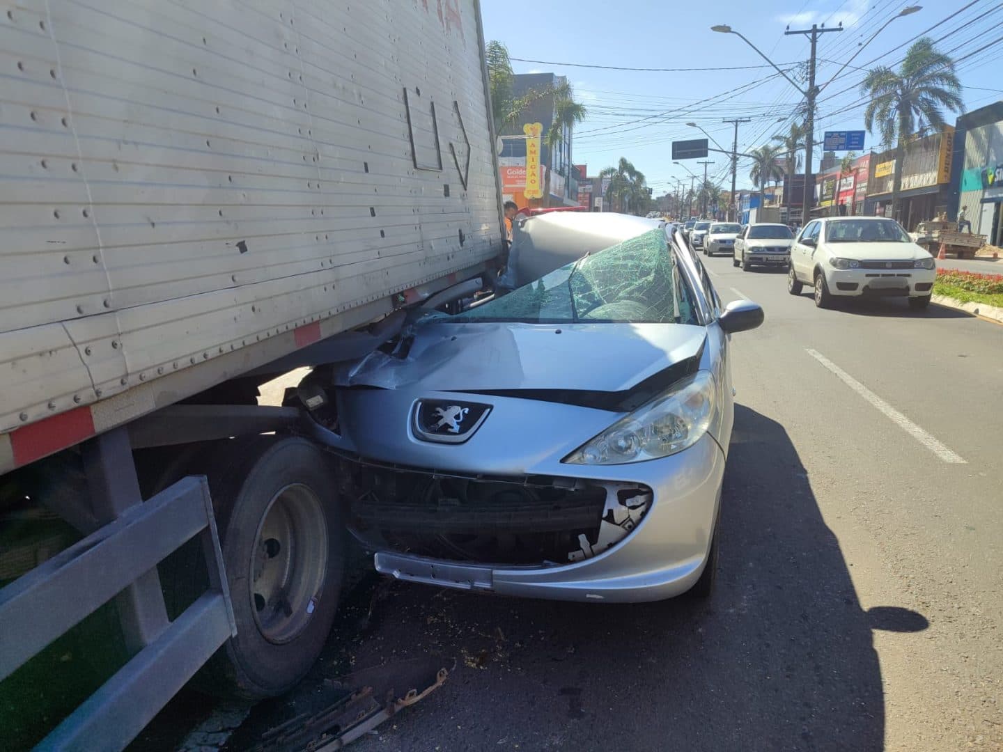 Carro colide em traseira de caminhão e duas pessoas ficam feridas em Ponta Grossa